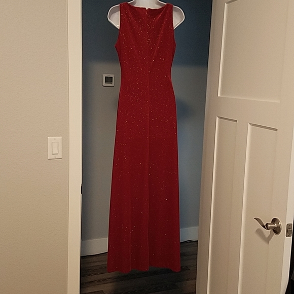 Red velvet gown with light catching sparkles - Picture 2 of 3